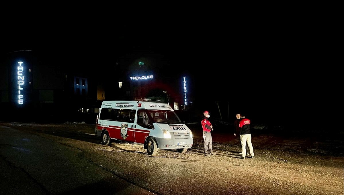Uludağ'da zirve yürüyüşüne çıkan 3 kişi mahsur kaldı