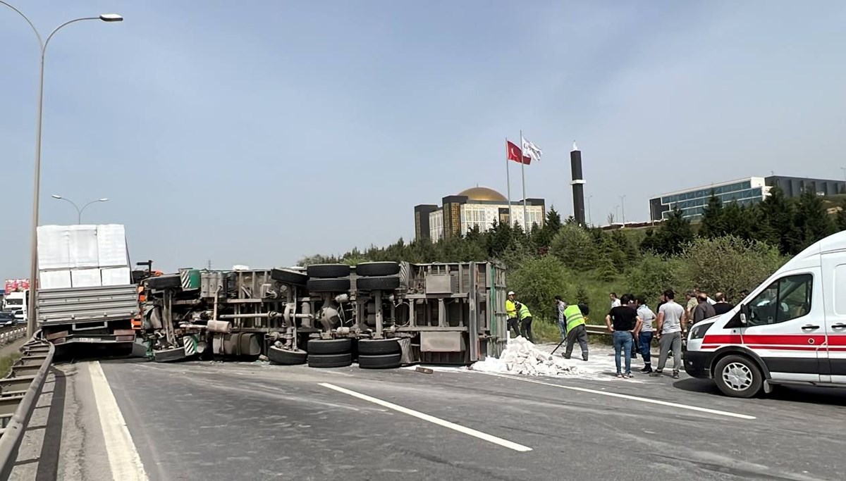 Otoyolda 3 kamyonun karıştığı kaza: İstanbul yönünde trafik durdu Otoyolda 3 kamyonun karıştığı kaza: İstanbul yönünde trafik durdu
