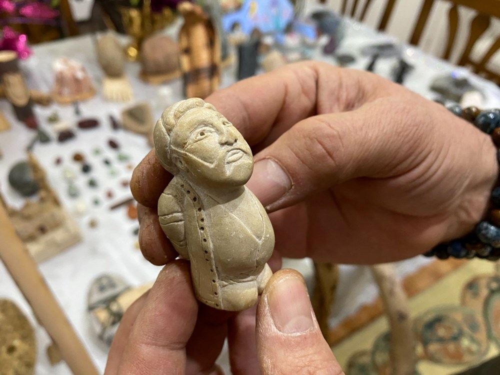 34 yıl önce meyve bıçağıyla hobi olarak başladı: Doğadan taş ve odun parçalarını toplayarak dönüştürüyor - 4