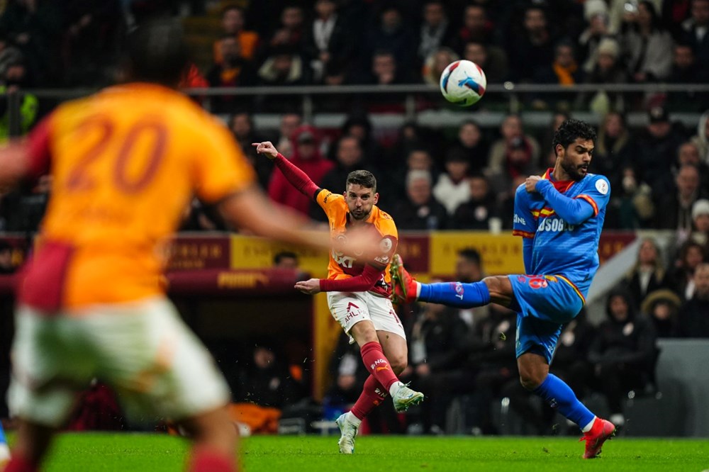 Mertens Galatasaray'a veda ediyor: Dünyaca ünlü teknik direktörün yanında hocalığa ilk adım! - 4