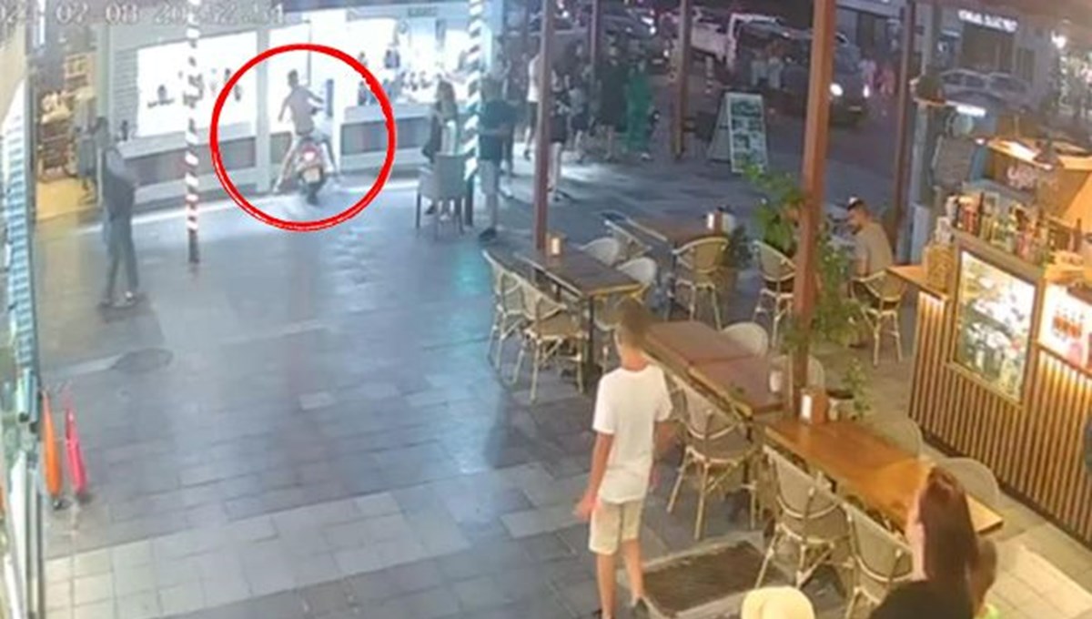 Alkollü turist ortalığı karıştırdı: Motosikleti ile kuyumcu dükkanına daldı Alkollü turist ortalığı karıştırdı: Motosikleti ile kuyumcu dükkanına daldı