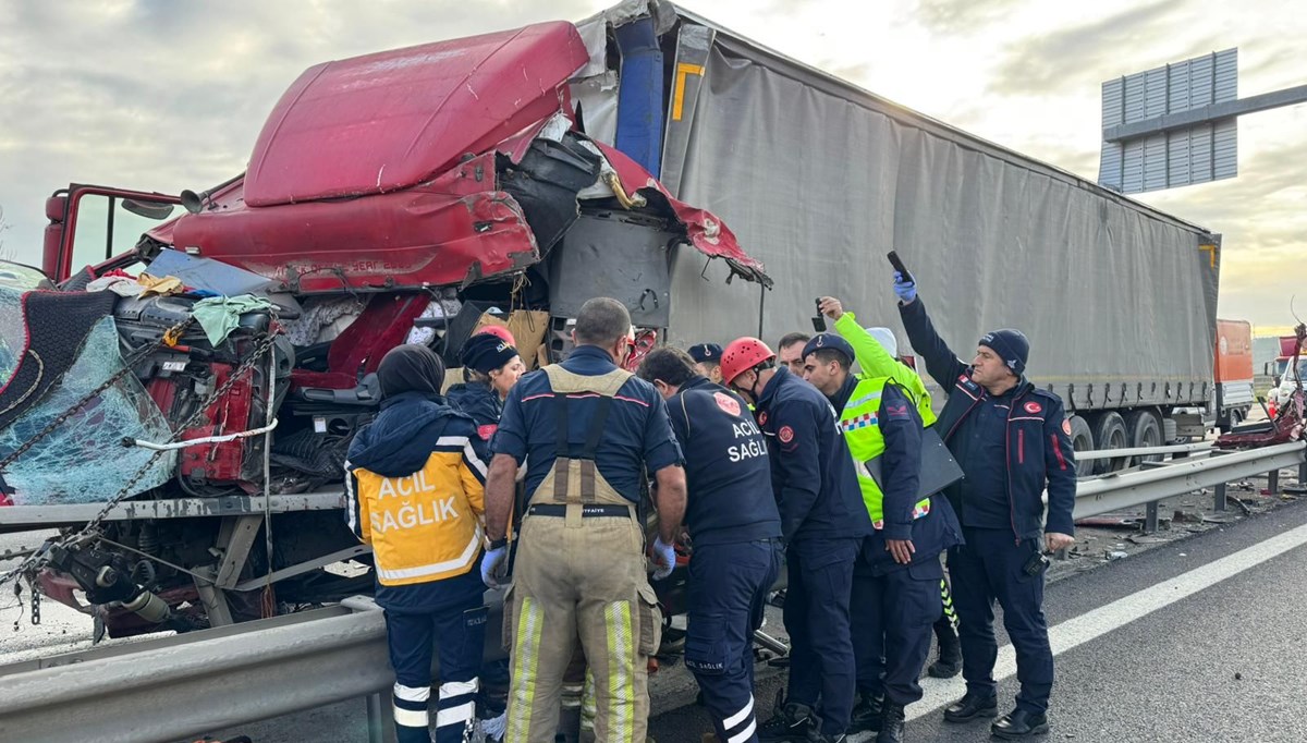 Büyükçekmece'de lastiği patlayan TIR kaza yaptı: Sıkışan sürücüyü itfaiye kurtardı