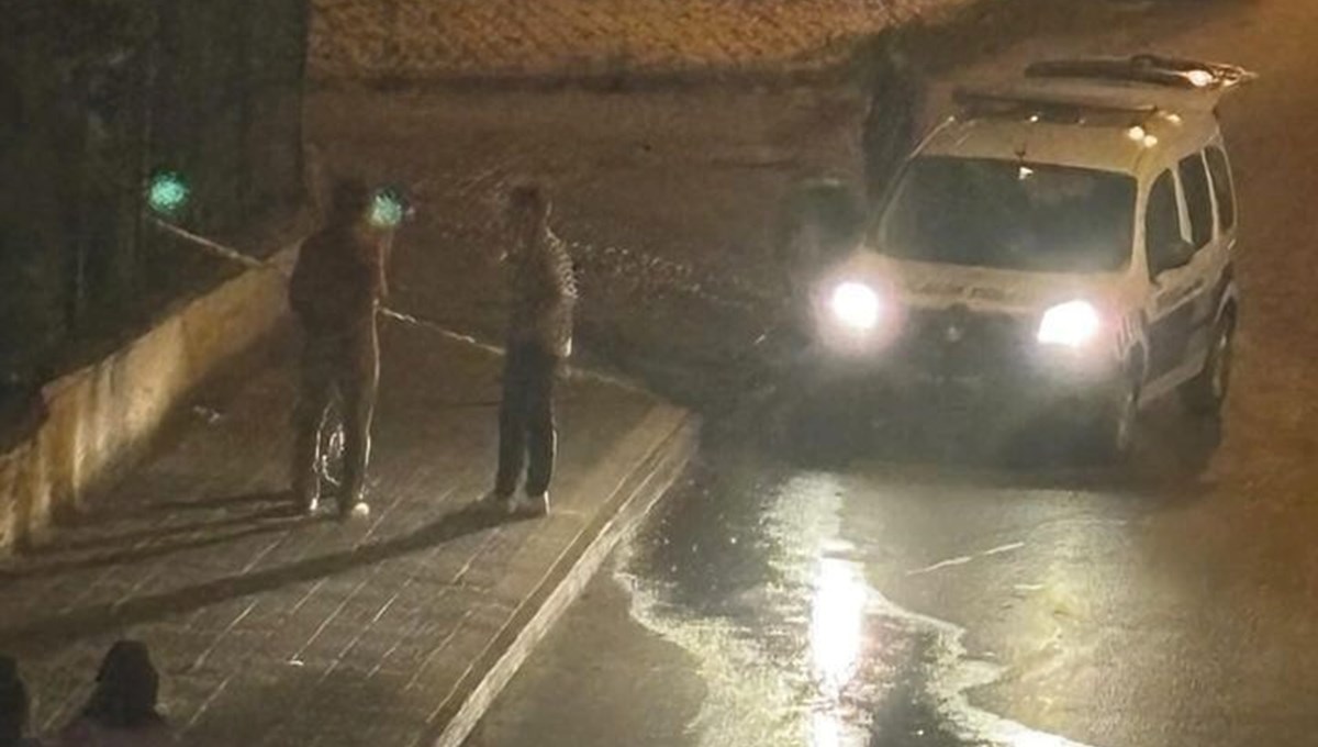 Kız meselesi yüzünden gençler birbirine girdi: 1 ölü, 3 yaralı Kız meselesi yüzünden gençler birbirine girdi: 1 ölü, 3 yaralı