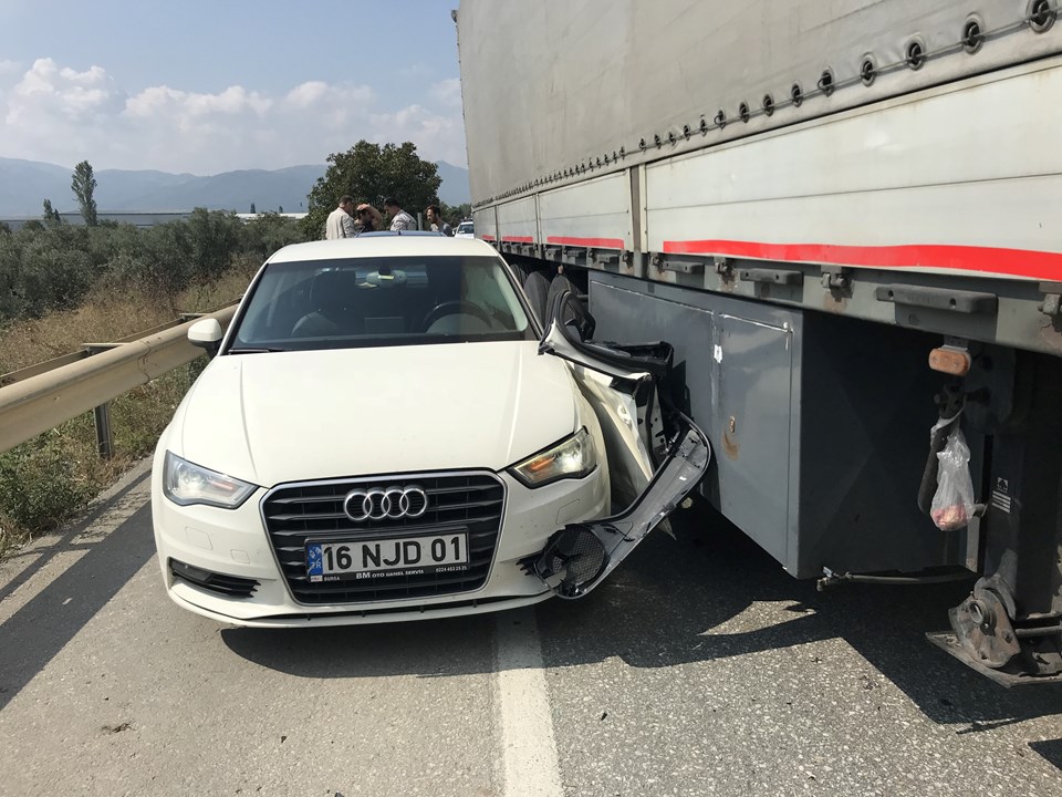 Kemal Kılıçdaroğlu'nun koruma ekibinin aracına TIR çarptı - 1