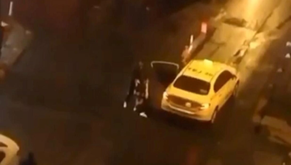 Taksiden indirdiği kadını yerde sürükledi
