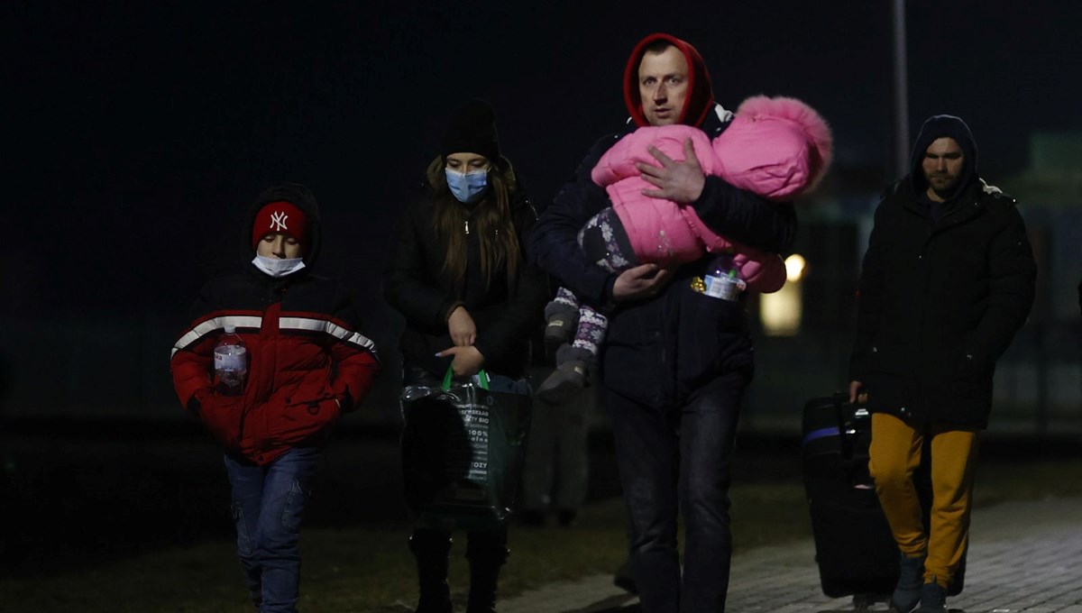 Ukrayna'da Rusya'nın saldırılarından kaçan binlerce kişi Polonya'ya geçti