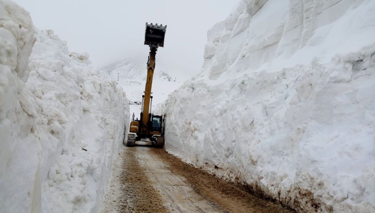 Yüksekova’da Mayıs ayında 6 metrelik kar tünelleri