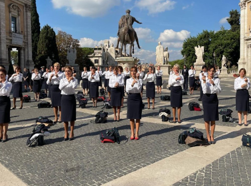 Alitalia uçuş görevlileri Roma meydanında soyunarak protesto düzenledi - 2