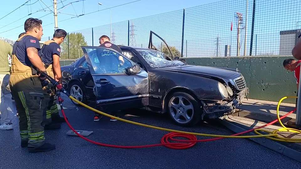 Bursa'da feci kaza: Otomobil bariyere ok gibi saplandı - 1