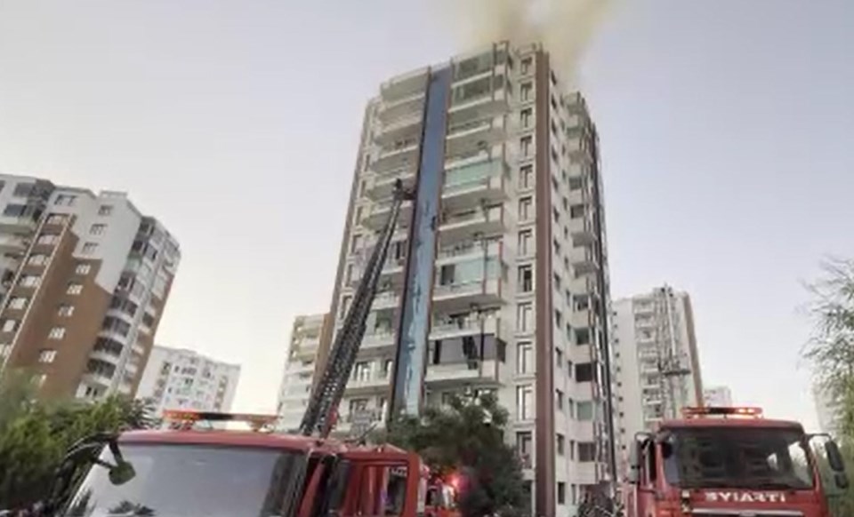 Diyarbakır'da 13 katlı binada yangın: Anne ve 3 çocuğu hayatını kaybetti - 1