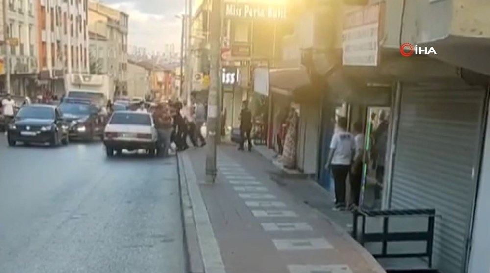 Esenyurt’ta trafikte çekiçli saldırı (Polis havaya ateş açmak
zorunda kaldı) - 1