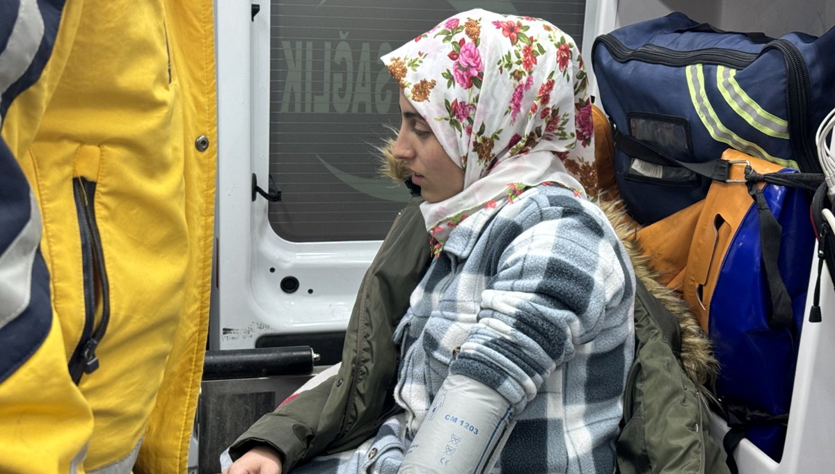Ağrı'da kardan yol kapandı: Rahatsızlanan kadın 6 saatlik çalışmayla hastaneye ulaştırıldı Ağrı'da kardan yol kapandı: Rahatsızlanan kadın 6 saatlik çalışmayla hastaneye ulaştırıldı