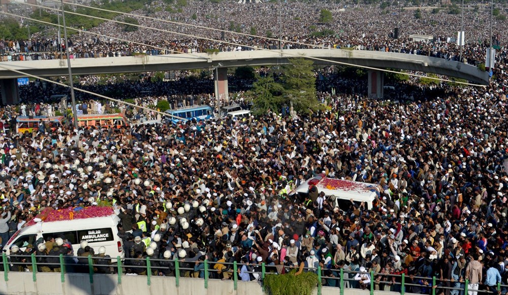 Pakistan'da on binler cenazeye katıldı - 15