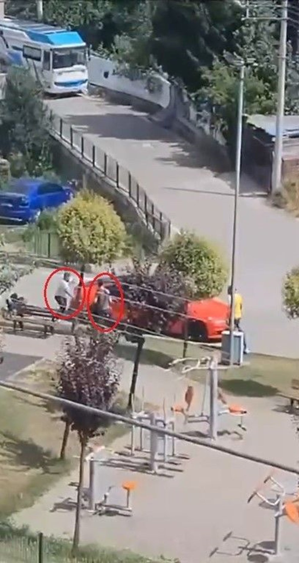 Çocuk parkındaki kavga büyüdü, silahlar çekildi - 5