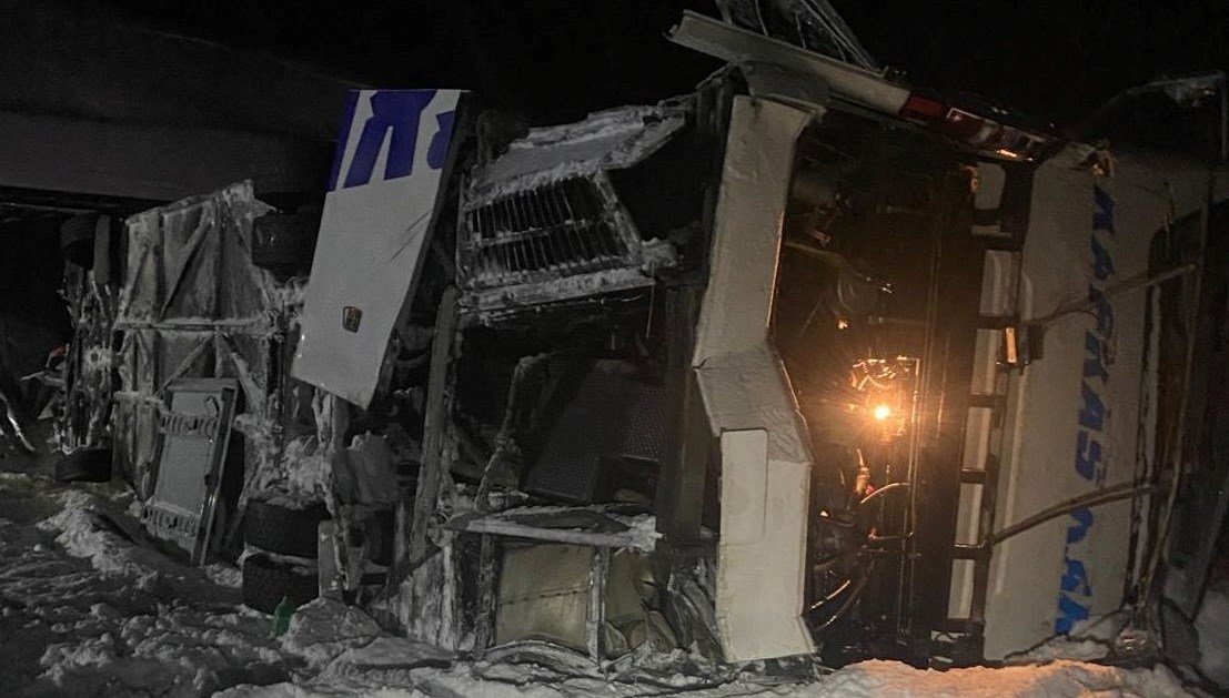 Erzurum'da yolcu otobüsü devrildi: 37 yaralı