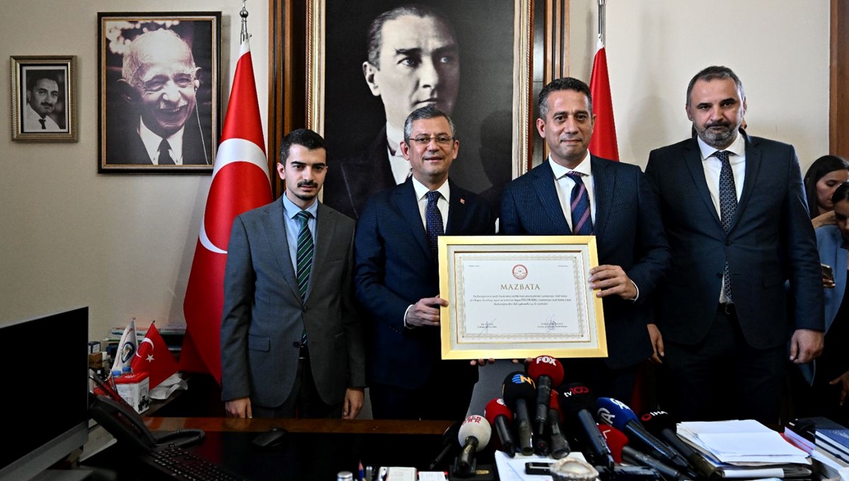 CHP Genel Başkanı Özgür Özel mazbatasını aldı CHP Genel Başkanı Özgür Özel mazbatasını aldı