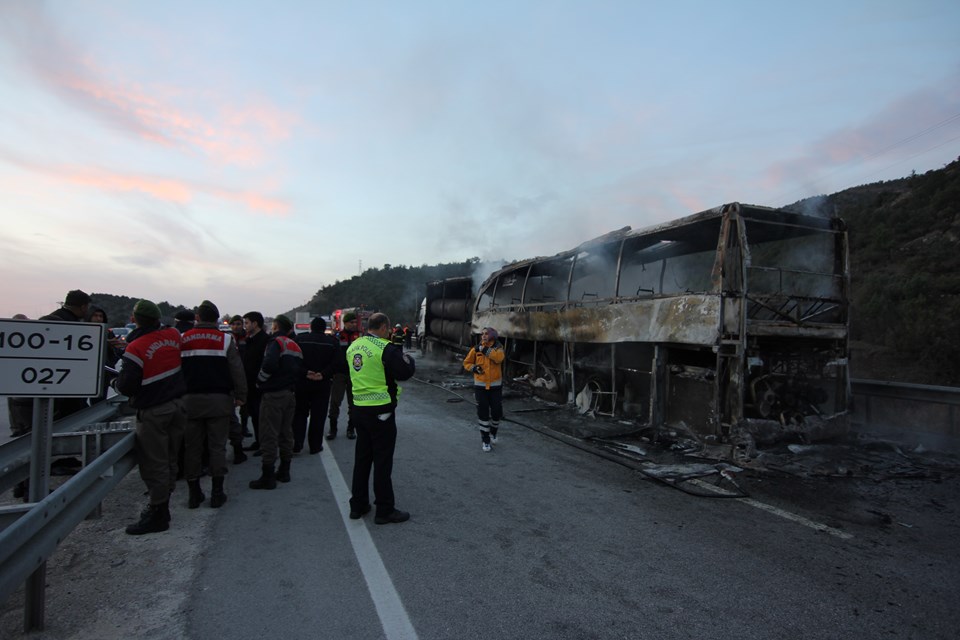 Çorum'da yolcu otobüsü park halindeki TIR'a çarptı - 2