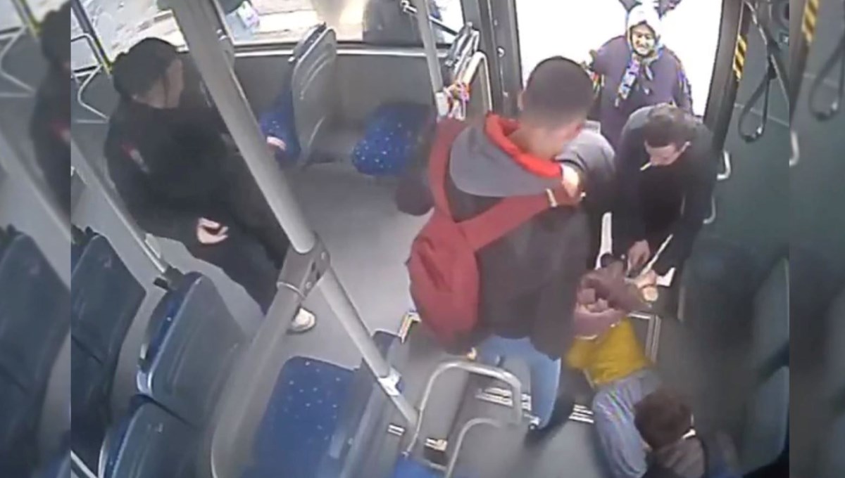 Durakta fenalaşan kadını hastaneye otobüs şoförü yetiştirdi Durakta fenalaşan kadını hastaneye otobüs şoförü yetiştirdi