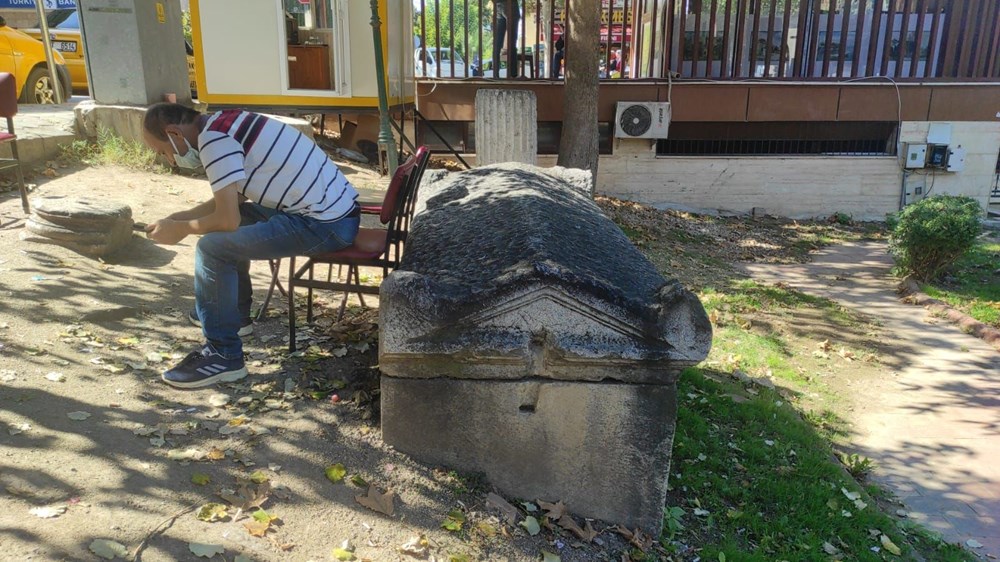 Bursa'da taksi durağının önündeki 2 bin yıllık lahit dikkat çekiyor - 4