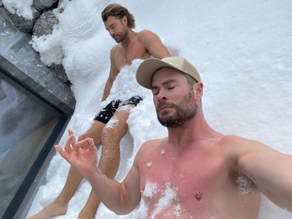 Chris Hemsworth'ten kar banyosu paylaşımı - 1