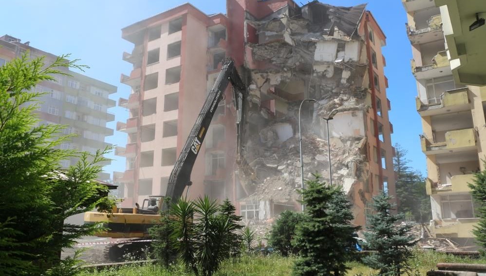 Deprem değil dalgalar salladı: İki binanın yıkımına başlandı