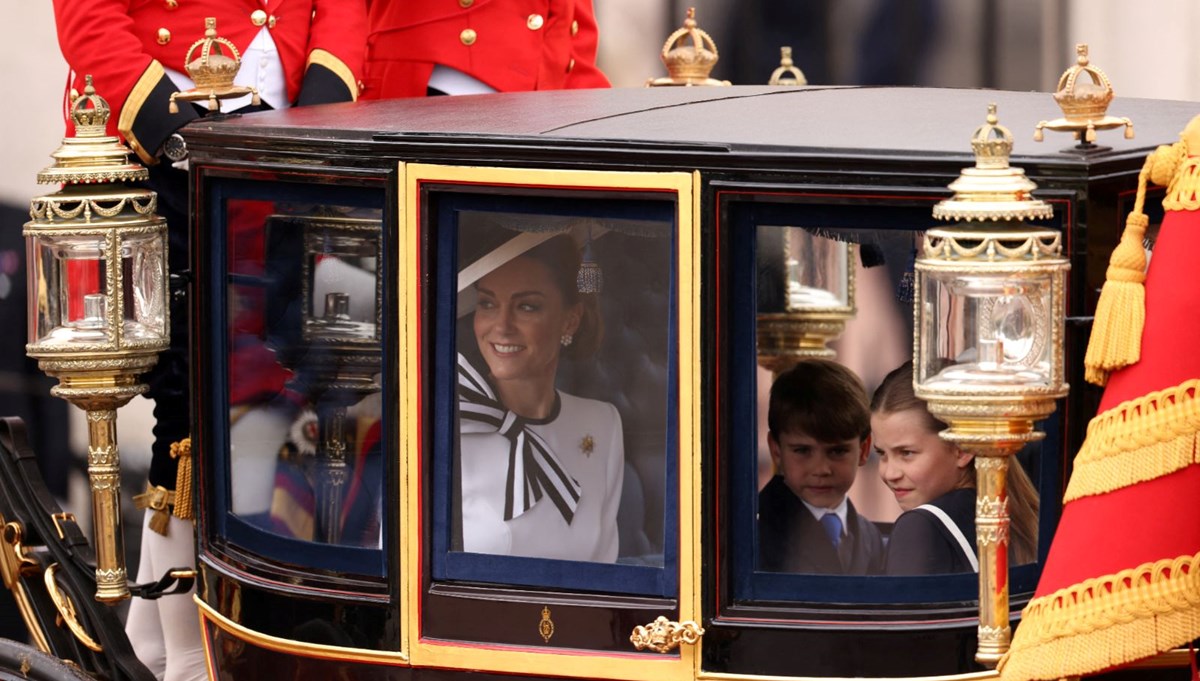 Prenses Kate aylar sonra geri döndü: Trooping the Colour resmi töreni başladı Prenses Kate aylar sonra geri döndü: Trooping the Colour resmi töreni başladı