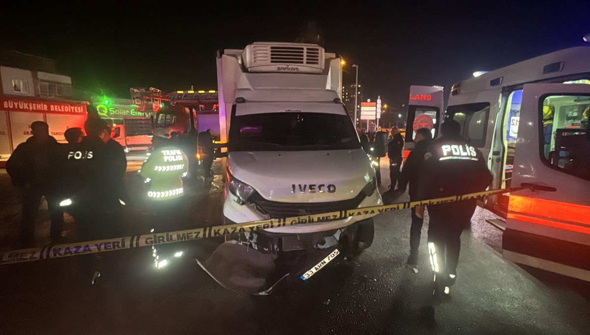 Mersin'de 3 araçlık trafik kazası: Bir ölü, iki yaralı Mersin'de 3 araçlık trafik kazası: Bir ölü, iki yaralı