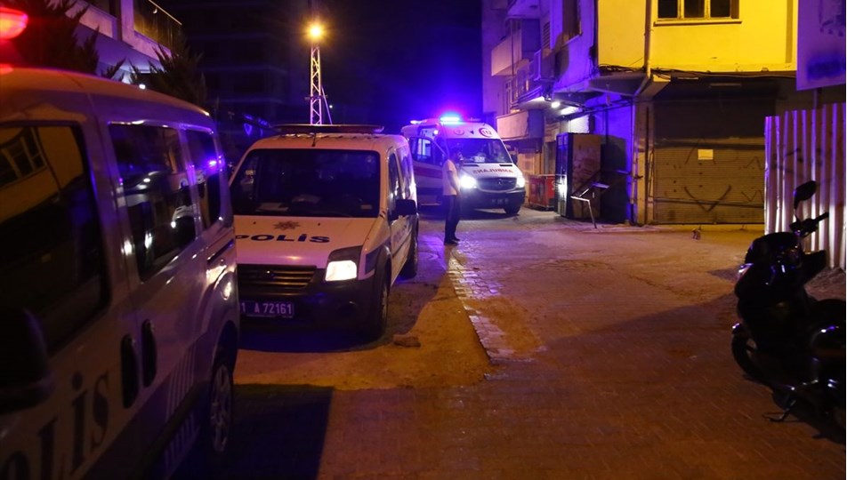 Telefonlarını vermek istemeyince silahla vuruldular