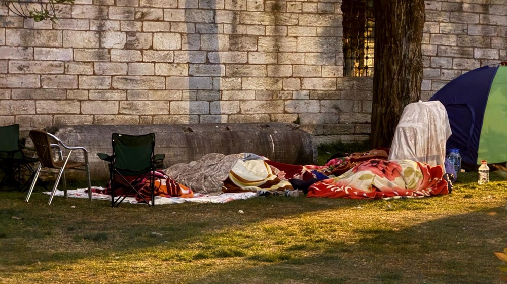 İstanbul'da kimi vatandaşlar geceyi dışarıda geçirdi 74 ucBqWGtpSE2Qzk16f0B1fQ