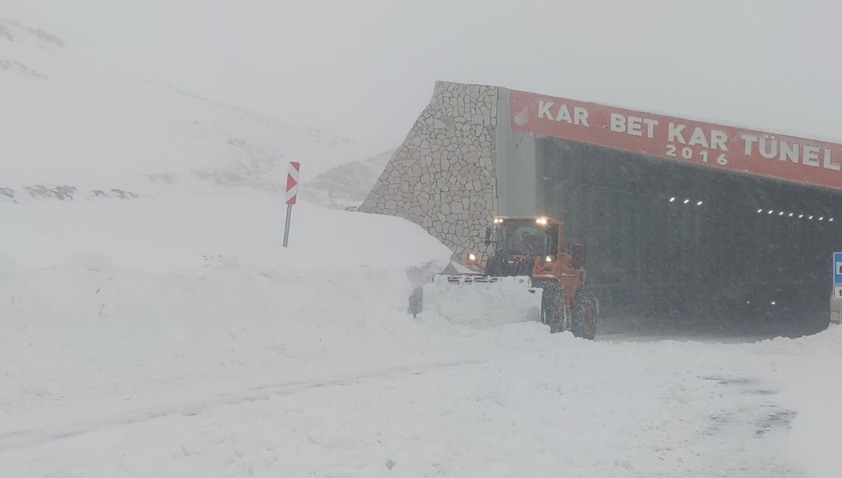 Van-Bahçesaray yoluna çığ düştü