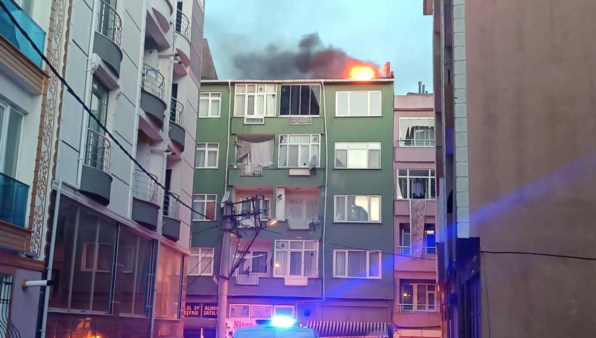 Çorlu’da 5 katlı binanın çatısı yandı Çorlu’da 5 katlı binanın çatısı yandı