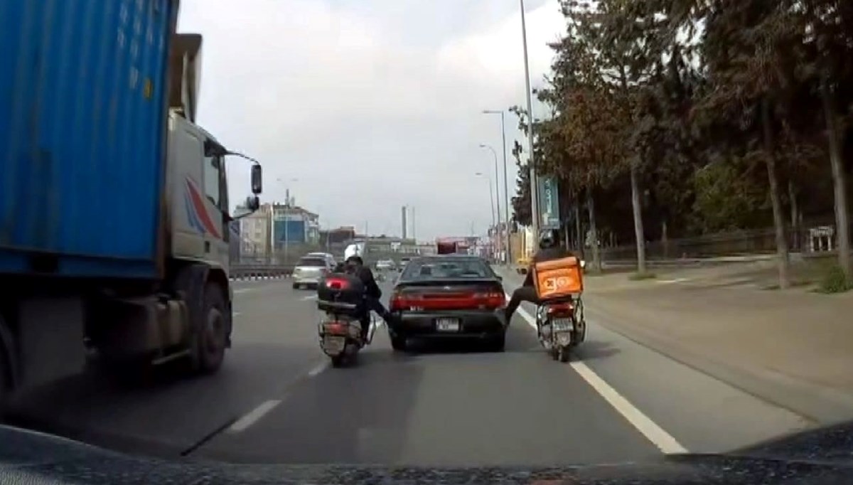 Avcılar'da yakıtı biten sürücünün imdadına motosikletliler yetişti Avcılar'da yakıtı biten sürücünün imdadına motosikletliler yetişti