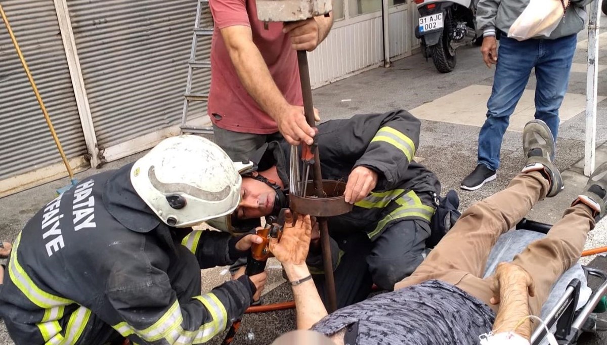 Elini kepenk makarasına sıkıştırdı