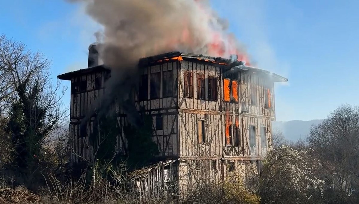 Safranbolu'da tarihi bir konak yandı Safranbolu'da tarihi bir konak yandı