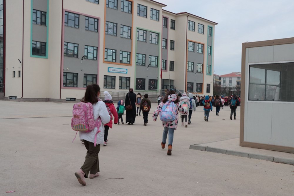 Depremin ardından 71 ilde ikinci dönemin ilk zili çaldı - 9