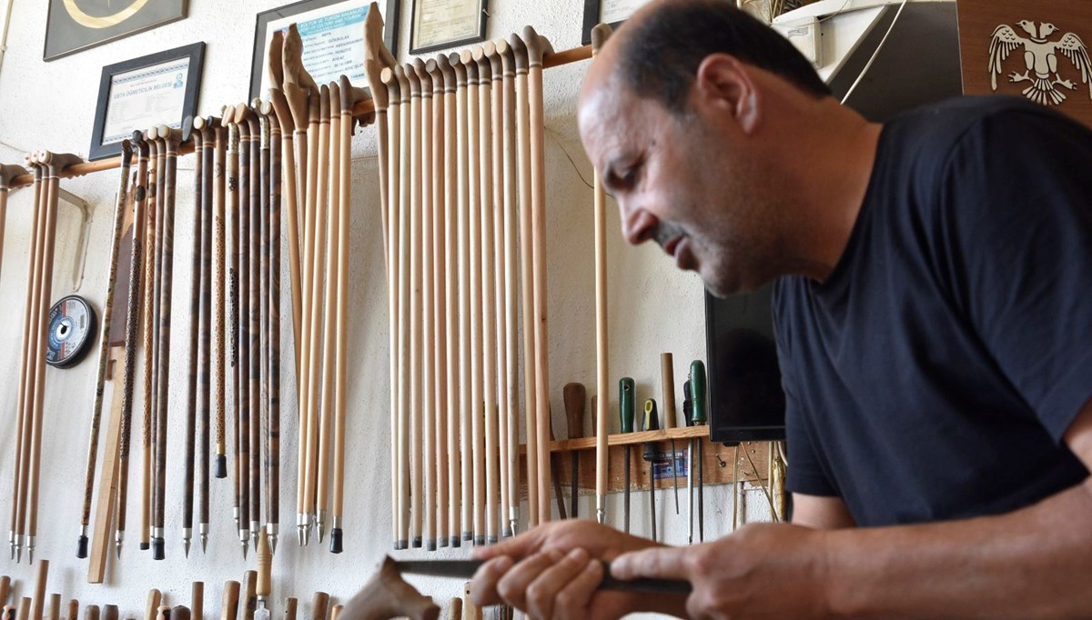 40 yıldır baba mesleğini yapıyor: Bitlisli esnafın baston mesaisi