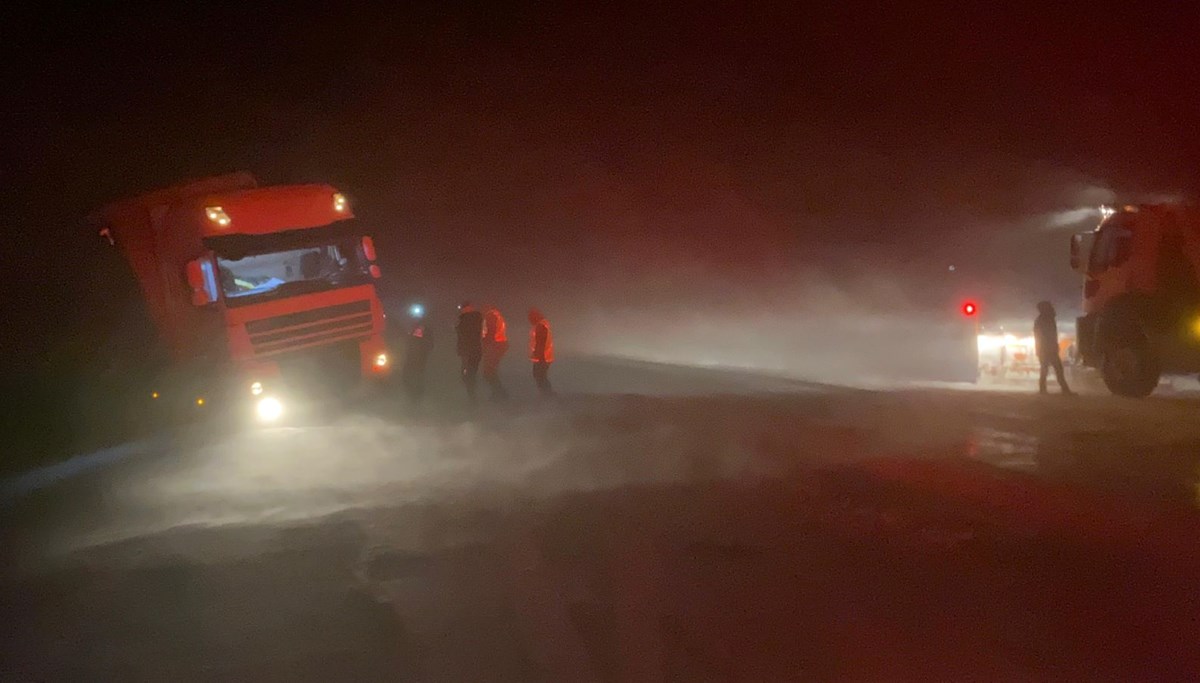 Sabah başlayan kar, gece tipiye döndü: İki yol trafiğe kapandı Sabah başlayan kar, gece tipiye döndü: İki yol trafiğe kapandı