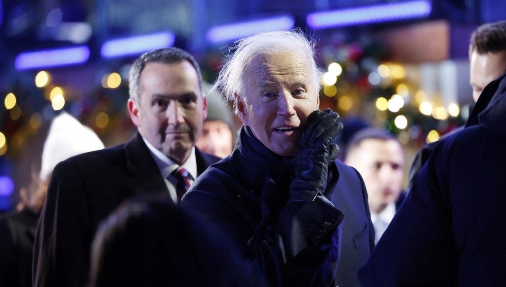 Biden'ın son görevi: Beyaz Saray'da noel ağacı ışıklarını yaktı