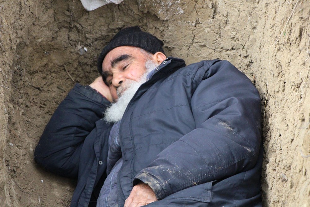 78 yaşındaki adam ölmeden kazdığı mezarına geceleri girip yatıyor - 4