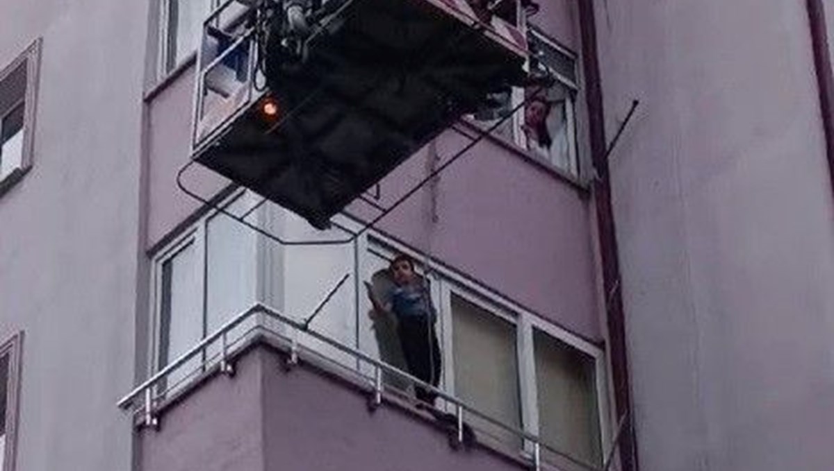 4’üncü katın camında tehlikeli oyun: Küçük çocuğu itfaiye kurtardı 4’üncü katın camında tehlikeli oyun: Küçük çocuğu itfaiye kurtardı