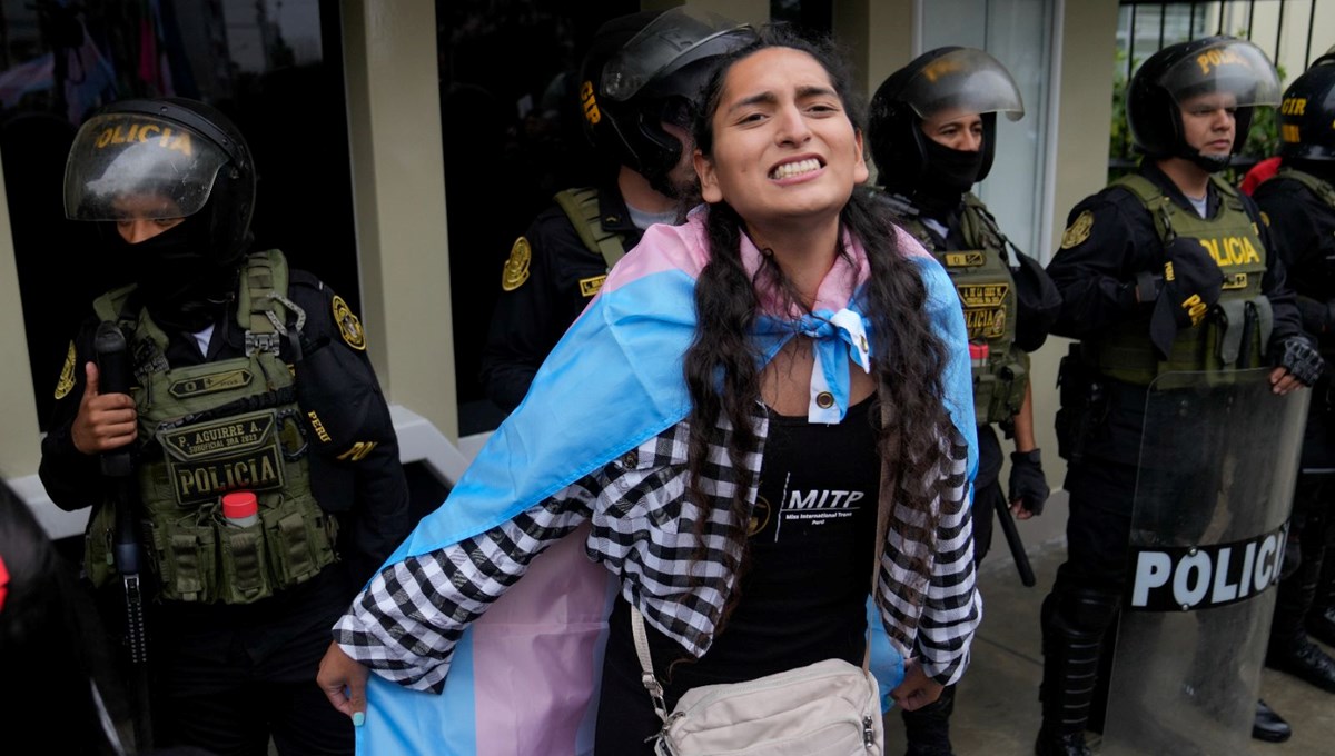 Peru'da 7 cinsiyet kimliğini “akıl hastalığı” sayan kararname protesto edildi Peru'da 7 cinsiyet kimliğini “akıl hastalığı” sayan kararname protesto edildi