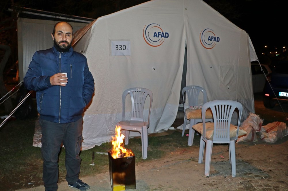 Çadırlarda kalan depremzedeler, soğuk havada ateş yakarak ısınmaya çalışıyor - 5
