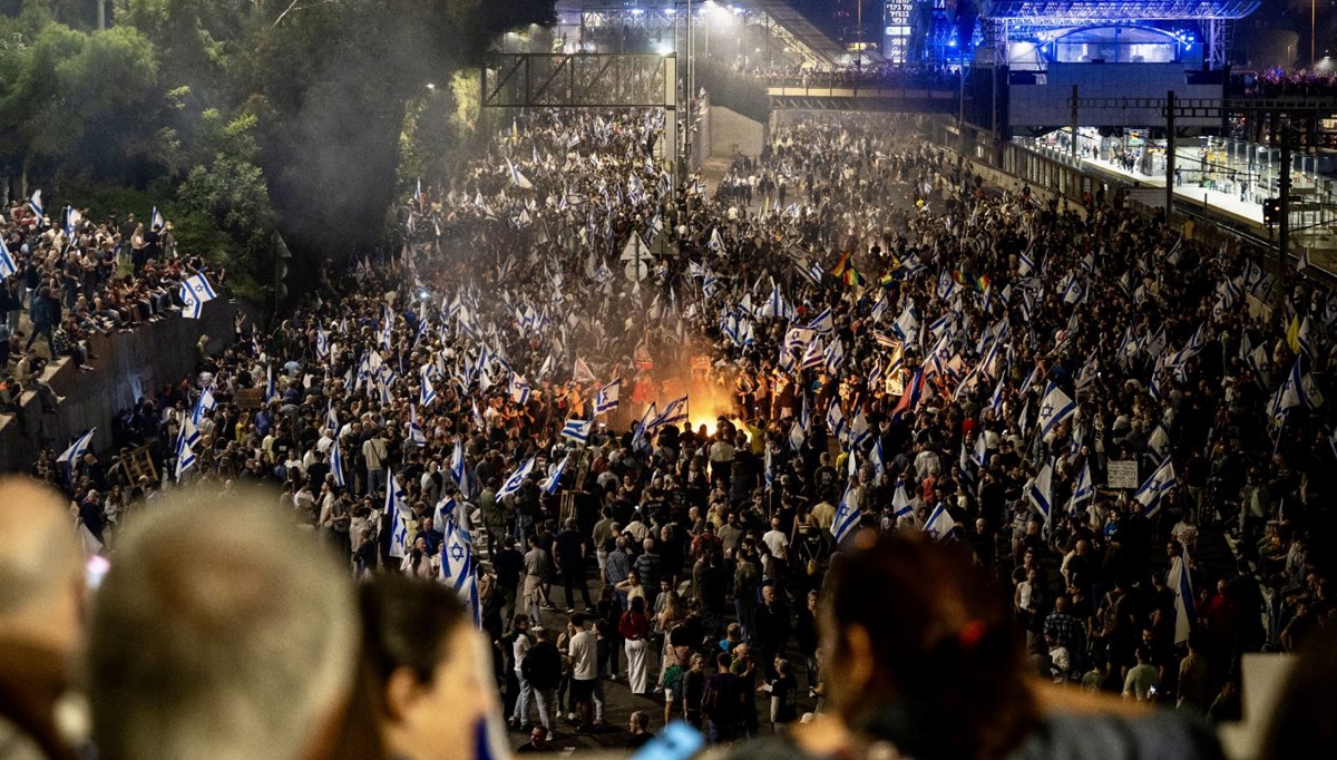 Netanyahu Savunma Bakanı Gallant'ı görevden aldı: İsrailliler sokağa döküldü Netanyahu Savunma Bakanı Gallant'ı görevden aldı: İsrailliler sokağa döküldü