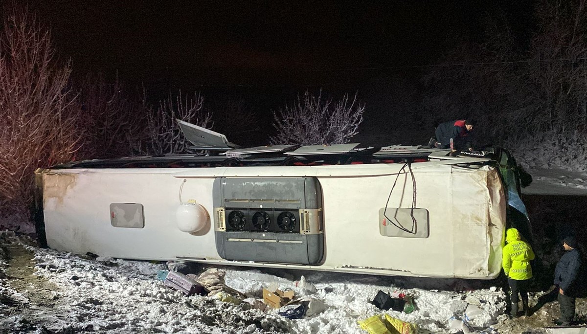 Yolcu otobüsü şarampole devrildi: 21 yaralı