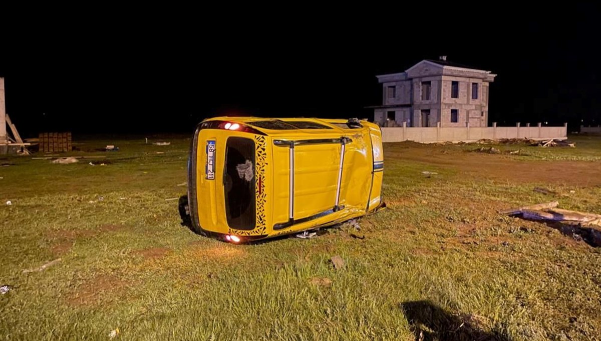 Köpeğe çarpmamak için manevra yapan araç araziye devrildi: 2 yaralı Köpeğe çarpmamak için manevra yapan araç araziye devrildi: 2 yaralı