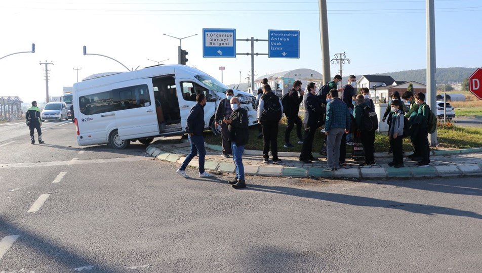 Kütahya'da TIR ile öğrenci servisi çarpıştı: 4 yaralı