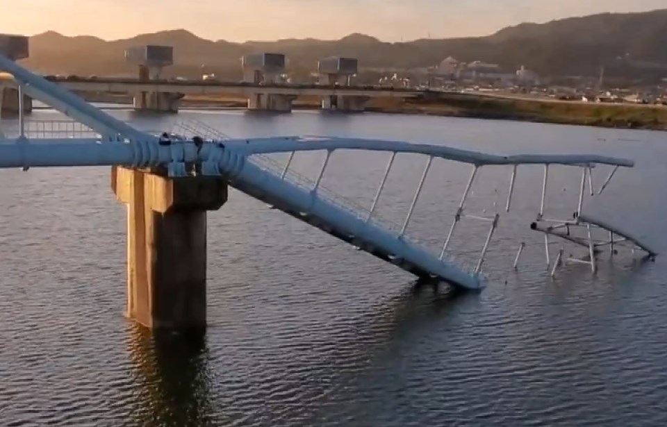 Japonya'da su borularını taşıyan köprü çöktü: 60 bin hane susuz kaldı - 1