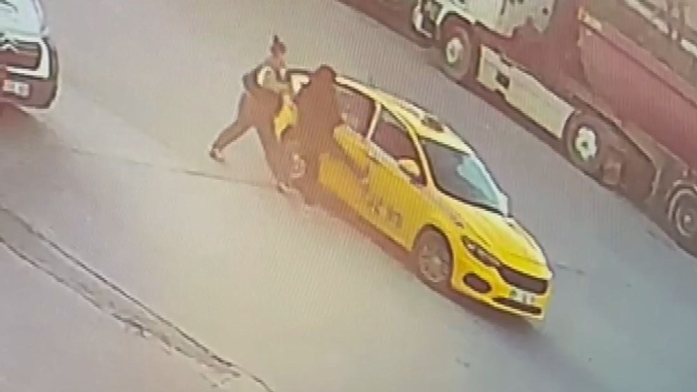 İstanbul’da taksici-yolcu kavgası: Yolcular aracı tekmeledi,
taksici İngiliz anahtarıyla karşılık verdi - 3