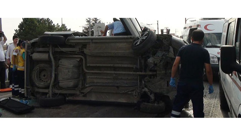 25'inci kilometrede lastik patladı: 2 ölü