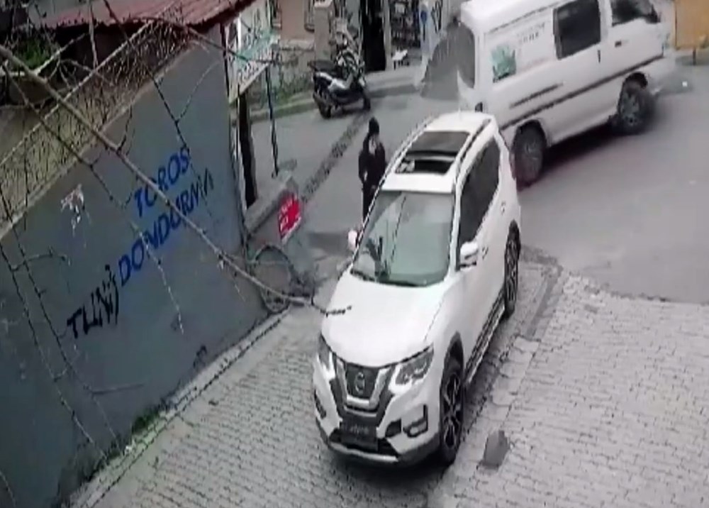 AK Parti seçim çalışmasına saldırıdan yeni görüntüler: Saldırganların izleri MOBESE kameralarında! 150 kişilik ekip izliyor - 5